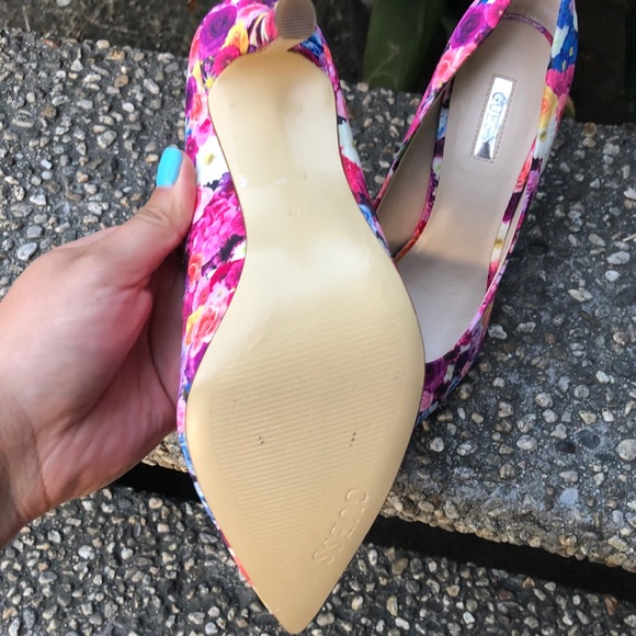 ❌ SOLD ❌ NEW Guess Floral Pumps - Picture 4 of 4